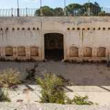 Un ingresso secondario (il portone principale � serrato) ci conduce in una corte aperta sul quale si affacciano vari locali, tra cui l�antica stalla, contrassegnata da nicchie in pietra che contenevano le mangiatoie per animali